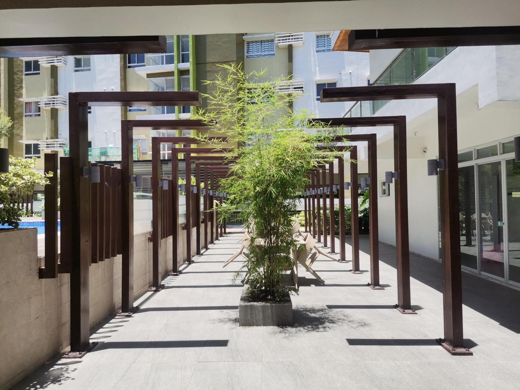 Cozy With Balcony In Mesaverte Near Sm Downtown 4pax Max With Free Pool & Netflix Apartment *